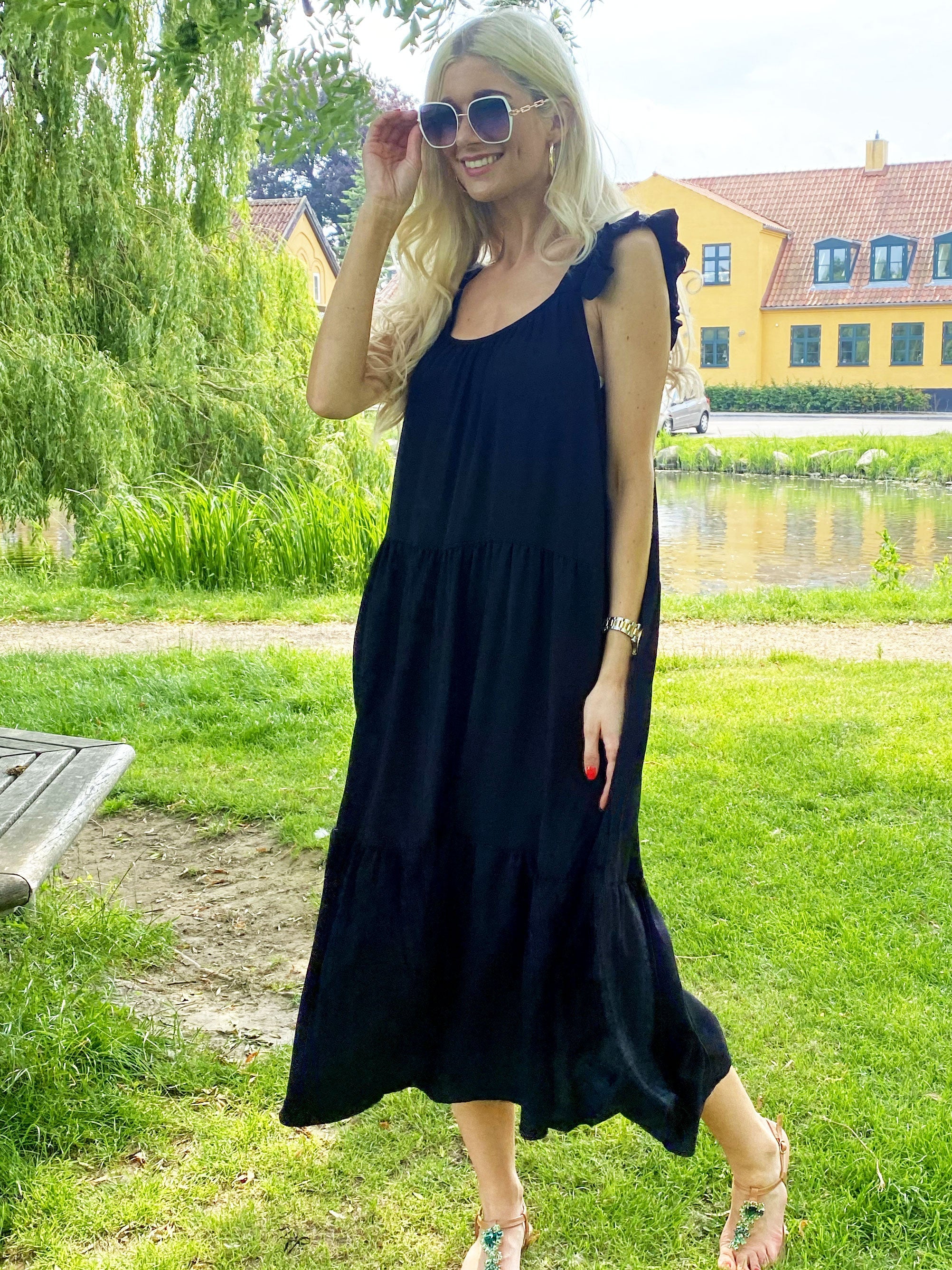 Kelly - Sort lang kjole med flæser på stropperne